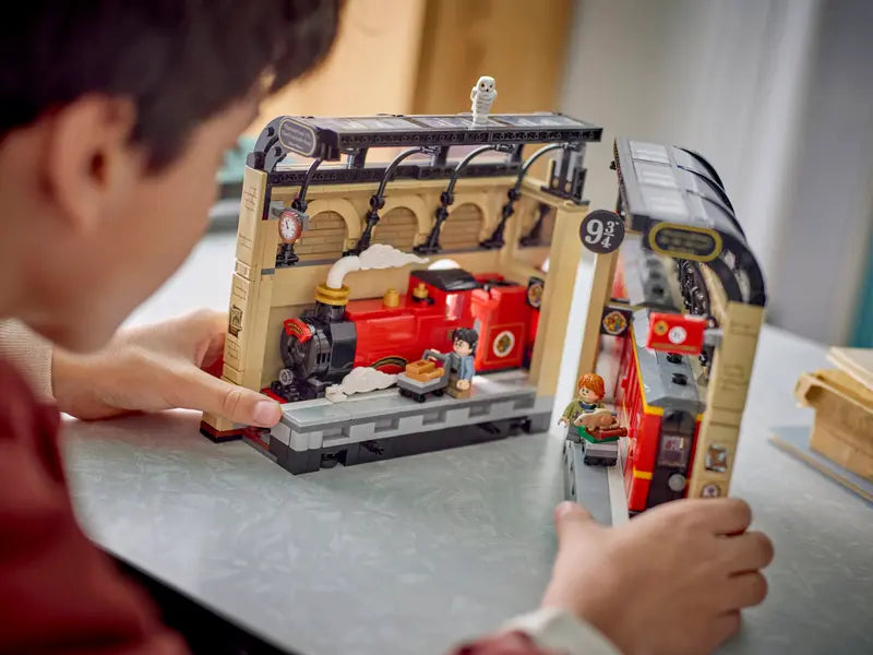 LEGO - 76450 - HARRY POTTER - Book Nook: Hogwarts Express - 832pcs