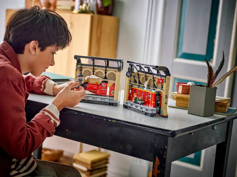 LEGO - 76450 - HARRY POTTER - Book Nook: Hogwarts Express - 832pcs