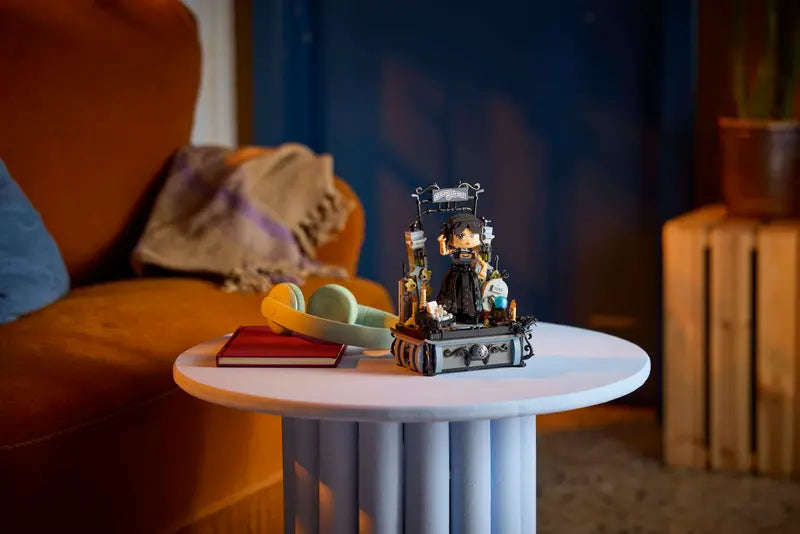 LEGO - 76780 - WEDNESDAY - Wednesday Addams Figure - 702pcs