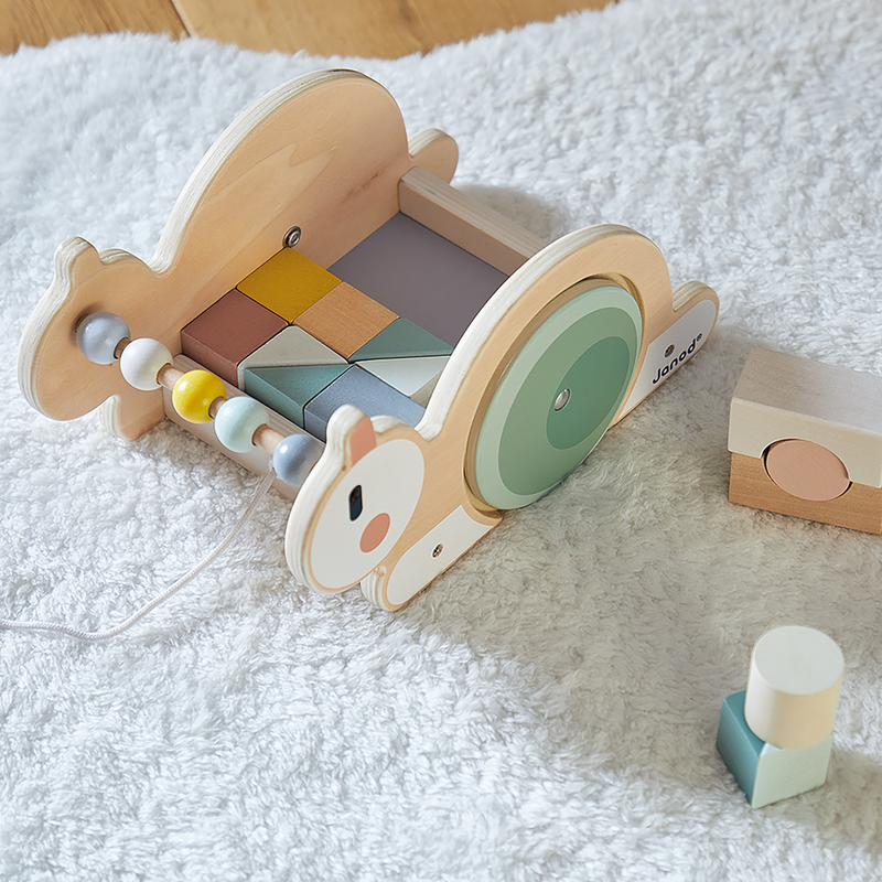 SWEET COCOON: PULL-ALONG SNAIL CUBE TROLLEY