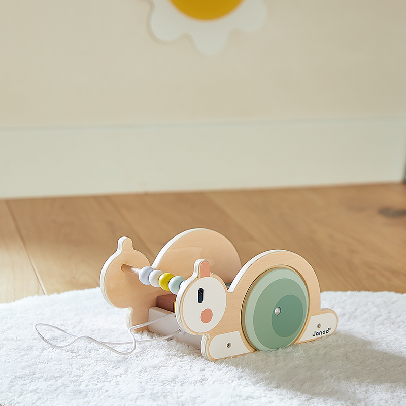 SWEET COCOON: PULL-ALONG SNAIL CUBE TROLLEY