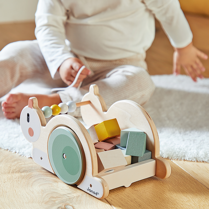 SWEET COCOON: PULL-ALONG SNAIL CUBE TROLLEY