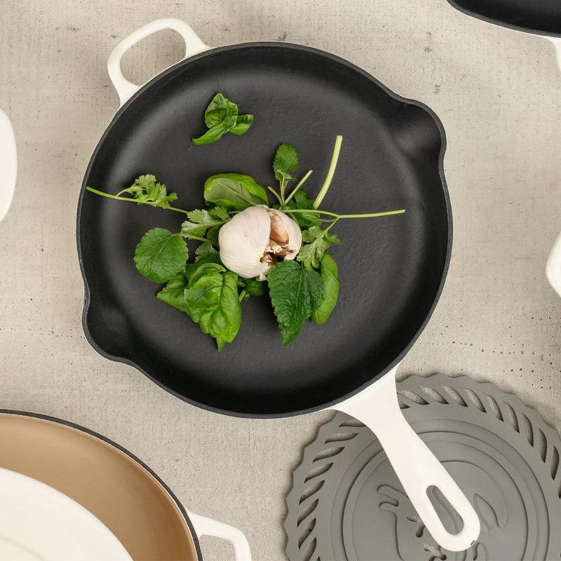 CHUCK HUGHES - Fry Pan, Round CastIron 10.25"/26cm Home & Kitchen Cardinal Red