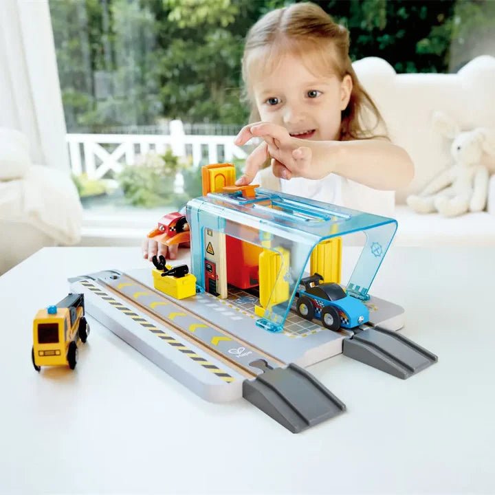 Hape - REPAIR & WASH STATION Games & Toys