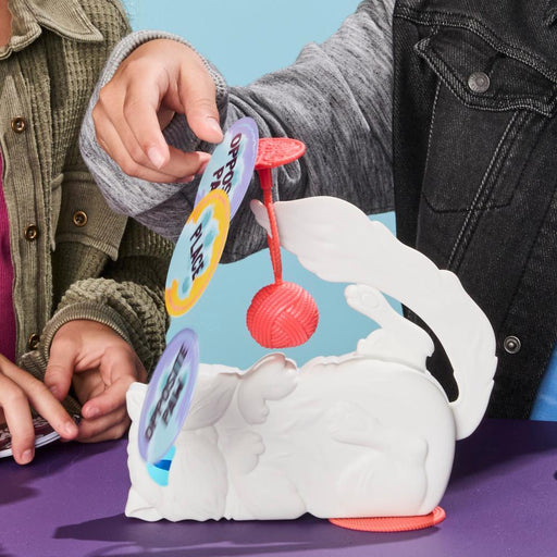 Hasbro - THROWING PAWS Toys & Games