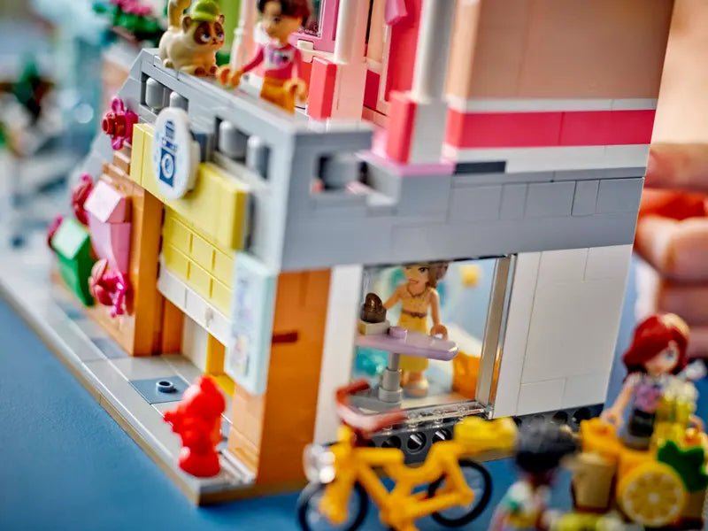 LEGO - 42670 - Friends - Heartlake City Apartments and Stores - 2040 Pc Toys & Games