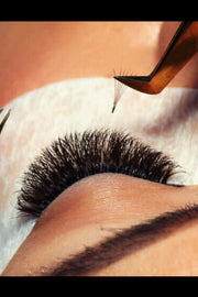 Close-up of Misencil BLOOM lash fans on an eye