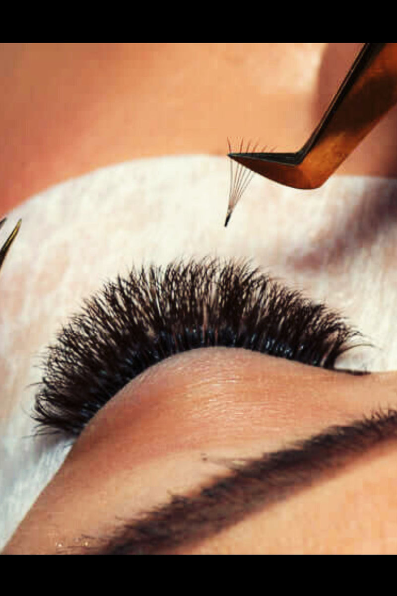 Close-up of Misencil BLOOM lash fans on an eye