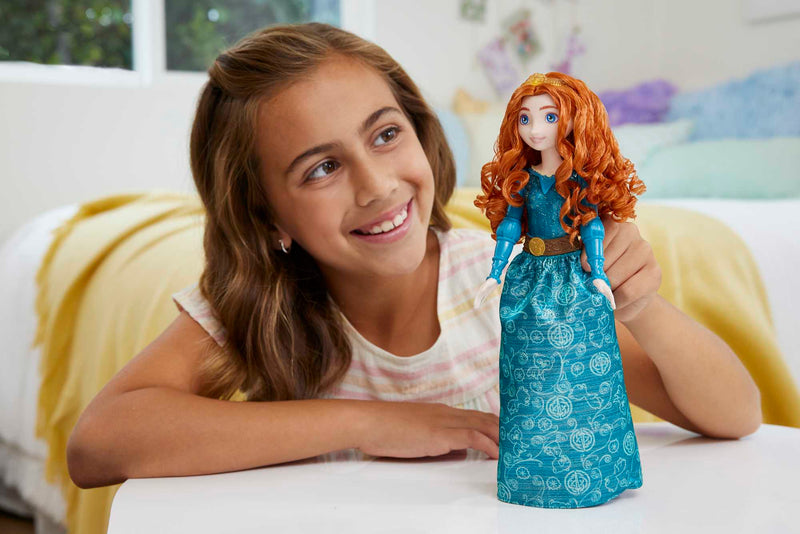 Disney Princess - Merida Fashion Doll - Product detail or play view 2