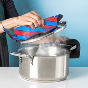 Kitchen Grips Circus/Black pot grabber in use