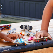 Hot Wheels - Skate Fingerboard & Removable Skate Shoes - Product detail or play view 2