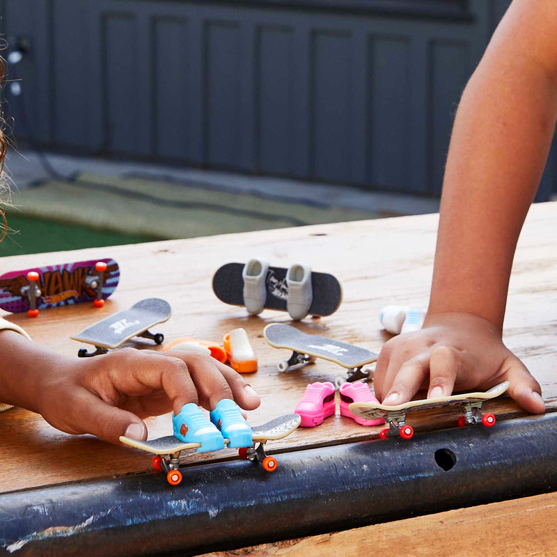 Hot Wheels - Skate Fingerboard & Removable Skate Shoes - Product detail or play view 2